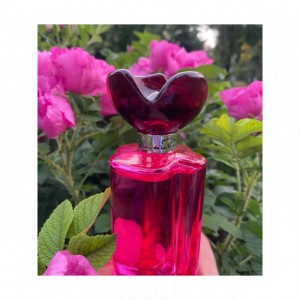 Oscar de la Renta Rose