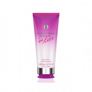 Victoria's Secret Bombshell In Love